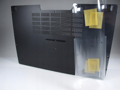 Kapak i poshtëm për laptop Dell, plastik, me vrima ajrimi, ngjyrë e zezë