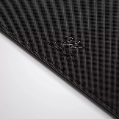 Mousepad Spigen Desk Pad lëkurë sintetike, bazë gome kundër rrëshqitjes, ngjyrë e zezë