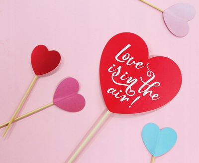Dekor letre Godan Love Is in the Air, 10 x 30 cm, i bardh e i kuq