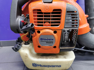 Fryrës me benzinë Husqvarna 580BTS, 3130W, për në kurriz, portokalli