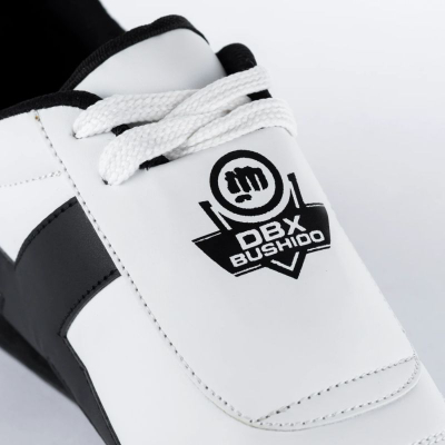 Atlete karate DBX Bushido, material sintetik, taban antirrëshqitës, të bardha me të zeza