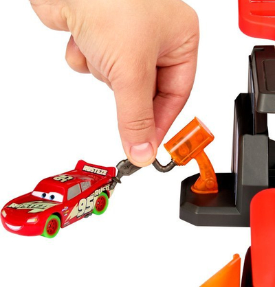 Pistë garash Mattel Disney Pixar Cars Glow Racers, Launch N Criss-Cross, me 2 makina që ndriçojnë