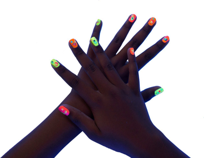 Set manikyri për kalamajtë FABLAB Glow In The Dark Nail Studio, llak që ndriçon në errësirë, me tharëse thonjsh