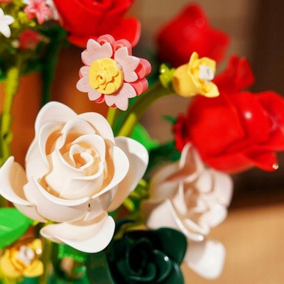 Set ndërtimi Bouquet of Roses in a Vase, 1022 pjesë, trëndafila të bardhë dhe të kuq