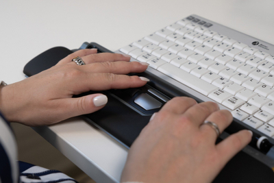 Maus ergonomik BakkerElkhuizen Ergoslider Plus, me rrëshqitës qendror, gri e errët