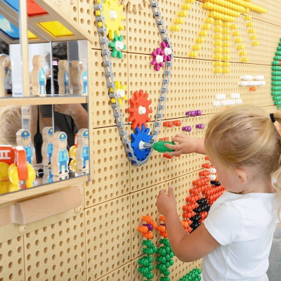 Set lodër edukative Masterkidz Wall Panels Gears and Chain, 79 pjesë, STEM, shumëngjyrësh