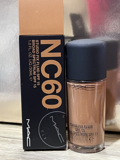 Fondatin MAC Studio Fix Fluid SPF 15, mbulim i plotë, nuanca Beige