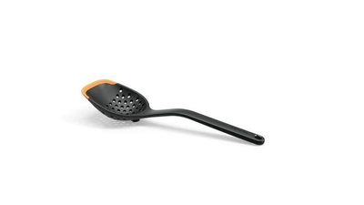 Lugë Fiskars, me vrima, zezë/ portokalli