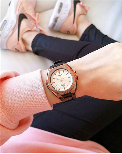 Orë për femra Casio Timeless, e zezë