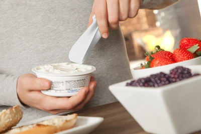 Spatulë kuzhine Quirky Scoop, silikon, lugë matëse e integruar, e bardhë