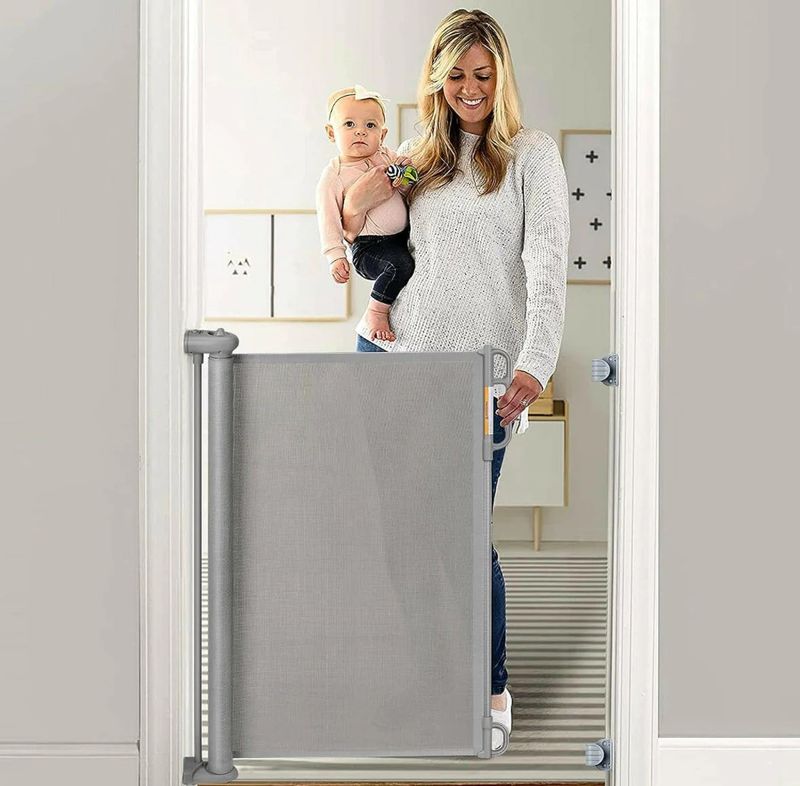 Portë sigurie për fëmijë Momcozy Retractable, rrjetë tërheqëse, mbyllje dyshe, gri
