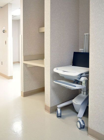 Karrocë pune për monitor Ergotron SV40-6100-0, ergonomike, për ambiente klinike, e bardhë
