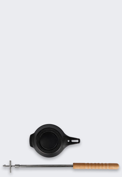 Тигањ од лиено железо Petromax Campfire Skillet, за логорски оган, со телескопска рачка