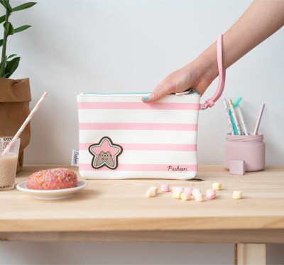 Çantë kozmetike Pusheen Rose Collection, 23 x 16.5 x 2.5 cm, rozë pastel