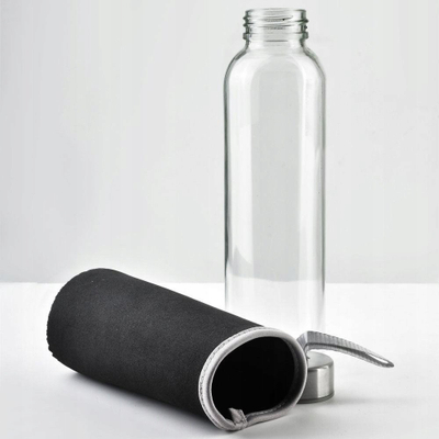 Shishe qelqi me kapak çeliku, 490ml, me mbështjellës neopreni, transparente me mbështjellës të zi