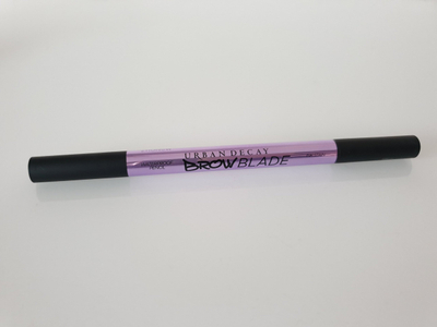 Laps për vetulla Urban Decay Brow Blade, dy anësh, nuk e ha uji, Taupe Trap