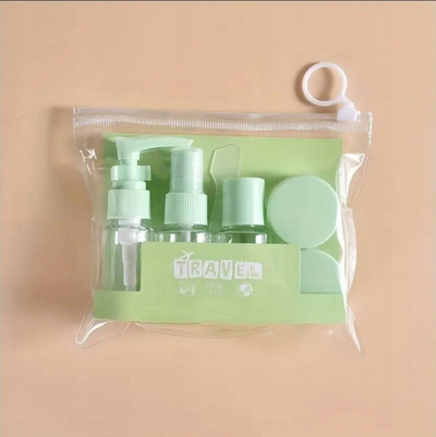 Set enësh udhëtimi 7‑në‑1 me shishe, kavanoza edhe çantë tualeti, transparente