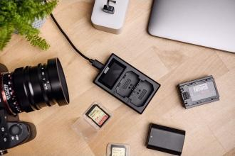 Karikues dykanalsh për kamera Newell FDL-USB-C, për bateri NP-FW50, me ekran LCD, i zi