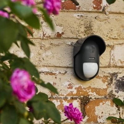 Sensor lëvizjeje i jashtëm Yale Outdoor PIR, për sistem Smart Alarm, rezistent ndaj motit, gri e errët
