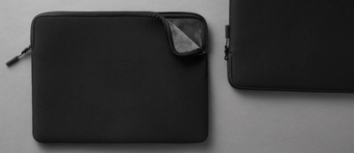 Futrollë laptopi Pipetto Classic Fit Sleeve, për MacBook Air 15", e zezë