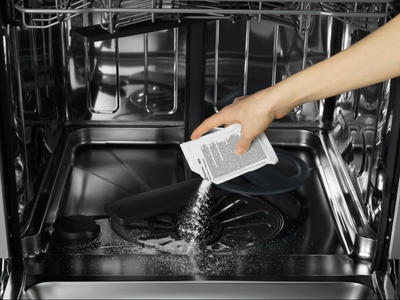 Pluhur enëlarëse Electrolux, detergjent për makina larëse, kuti
