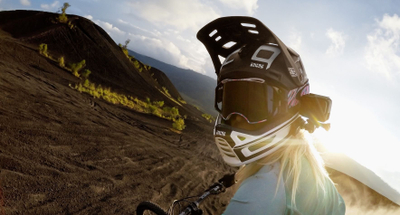Mbajtës kamerë GoPro DK00150147, kapje për helmetë, rrotullim i rregullueshëm, i zi