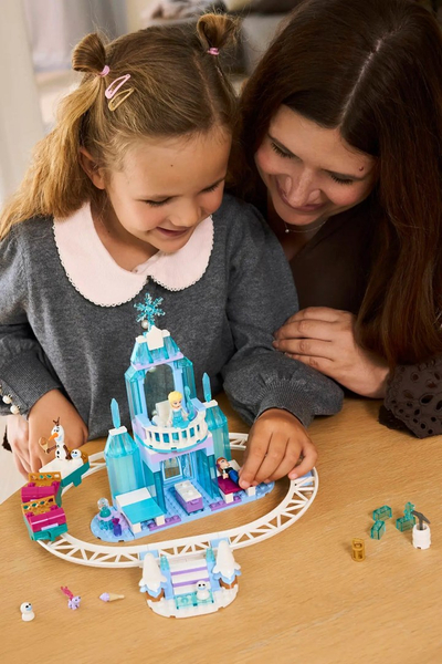 Lodër konstruktore LEGO Disney 43281, Kështjella e akullt e Elsës, me slitë në shina, shumëngjyrëshe