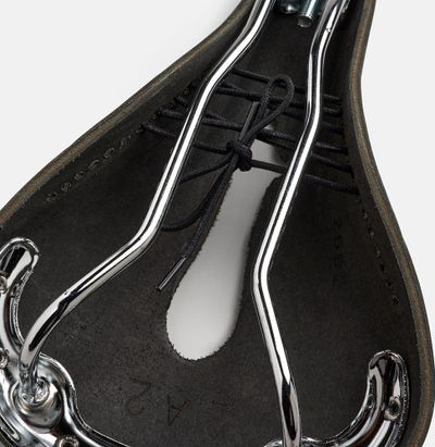 Selino biçiklete Brooks B17 Carved, lëkurë natyrale, shina çeliku, e zezë