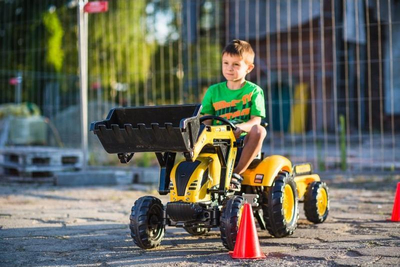 Traktor lodër Komatsu me pedale, ngarkues përparmë dhe pasëm, rimorkio, i verdhë