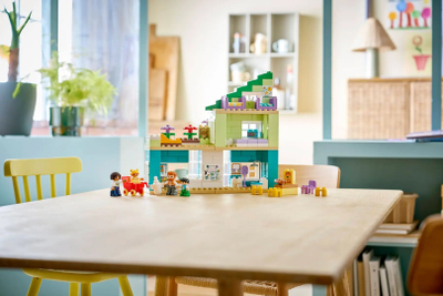 Set ndërtimi LEGO Creator Modern Family House 3in1 10470, me figurina