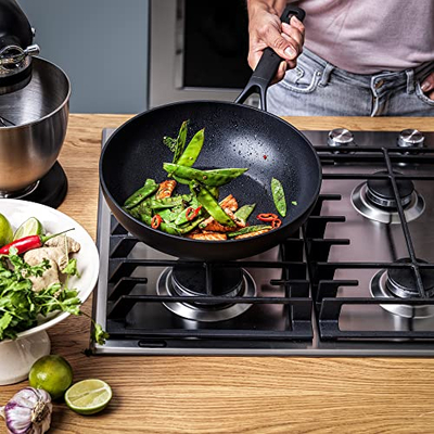Tigan wok KitchenAid Classic Forged, 28cm 3.6L, qeramik jo ngjitës, i zi
