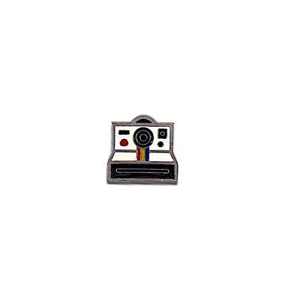 Pin Rezniqi – Polaroid, metalik me të bardhë dhe të zezë