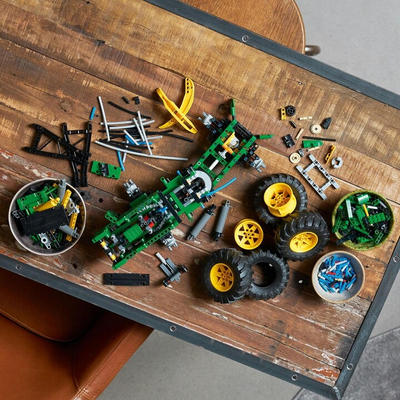 Set LEGO® Technic 42157 John Deere 948L-II Forestry Tractor