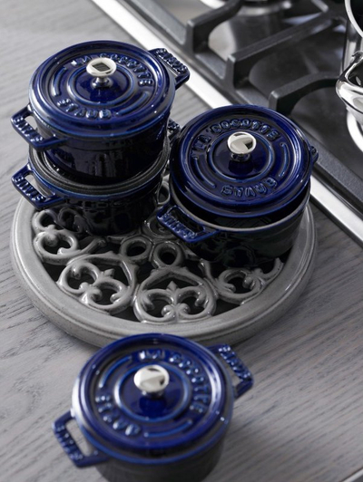 Tenxhere gize Staub Round Cocotte, 24cm, 3.8L, blu e errët
