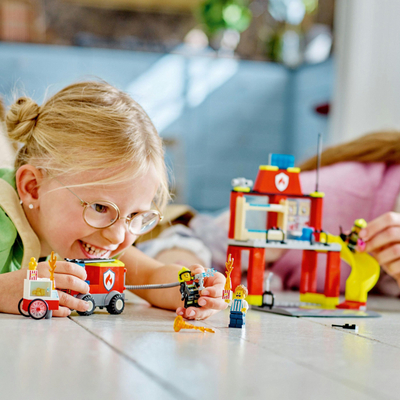 Set ndërtimi LEGO City 60375 Stacion Zjarrfikësash me Kamion Zjarri, 4+, shumëngjyrësh