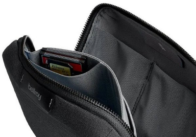 Organizues elektronikash Bellroy Tech Kit Compact, xhepa elastikë, prej cope të ricikluar, i zi