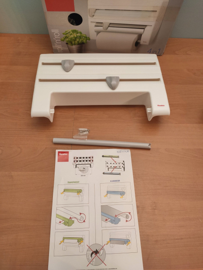 Dispenser muri Metaltex Roll n Roll, për 3 role, me thika për prerje, i bardhë