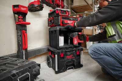 Kuti veglash Milwaukee PACKOUT, 38×50 cm, mban deri 22 kg, e zezë