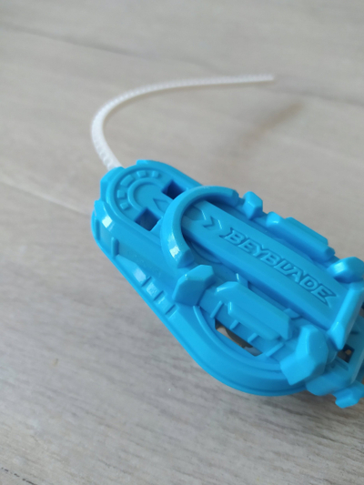 Lodër Beyblade Burst Surge Curse Devolos D6, Starter Pack, me launcher, shumëngjyrëshe