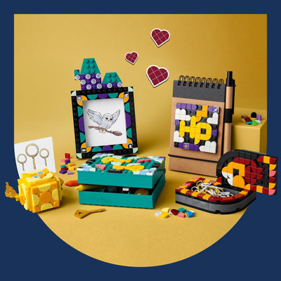 Set kreativ tavoline LEGO DOTS Hogwarts Desk Set 41811, me aksesorë organizues, shumëngjyrësh