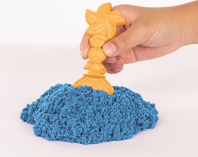 Set rërë kinetike Spin Master Kinetic Sand Sandbox, tabaka me dy kate, rërë blu