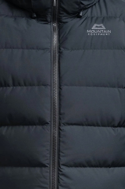 Xhaketë dimri Mountain Equipment Lightline Eco për burra, me pupla të ricikluara, me kapuç që hiqet, e zezë