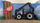 Lodër traktor Bburago Valtra M2 Q, me ngarkues përpara dhe ngarkues drush, 3 trungje 10 cm, shumëngjyrëshe