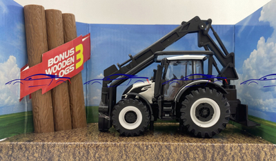 Lodër traktor Bburago Valtra M2 Q, me ngarkues përpara dhe ngarkues drush, 3 trungje 10 cm, shumëngjyrëshe