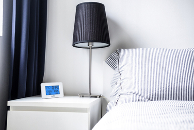 Stacion moti wireless me orë edhe alarm, sensor pa tela 60 m, ekran me dritë, i bardhë