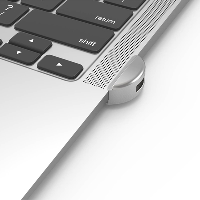 Bravë sigurie për MacBook Air 2019–2022 me kabllo dhe çelës, ngjyrë argjendtë