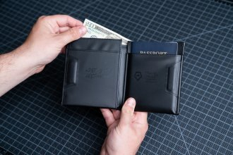 Portofol udhëtimi WANDRD Travel Wallet, mbajtës pasaporte, xhep për AirTag, i zi