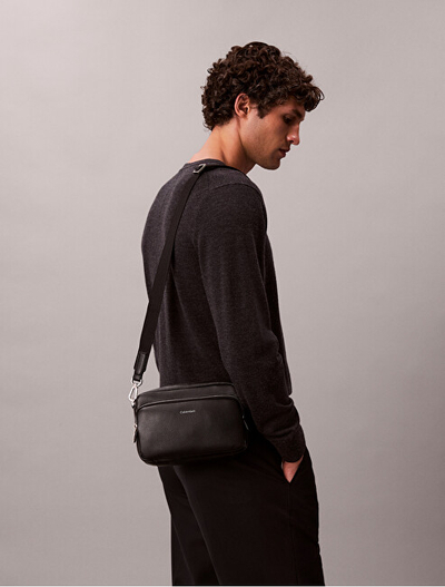 Çantë beli Calvin Klein Raised Camera Bag LV04D3159G, e zezë
