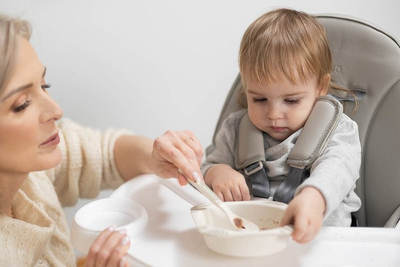 Karrige e naltë për kalamaj Caretero Tuva, bohet set karrige + tavolinë, me tabaka dyshe, rozë
