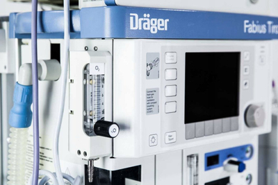 Aparat anestezie Dräger Fabius Tiro, monitor pacienti Infinity Delta, karrocë me sirtarë, gri e kaltër